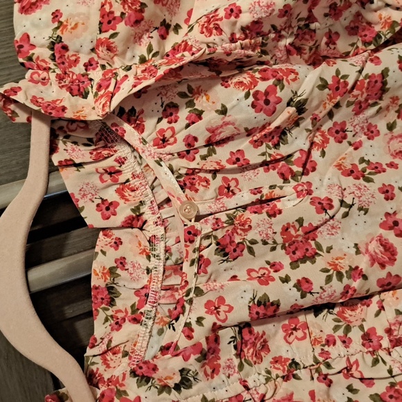 ♥️New Red floral print mock neck top - Picture 16 of 16
